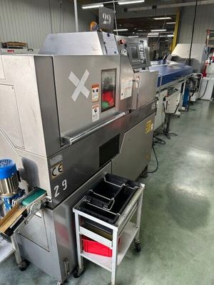 une photo d'une machine qui se trouve dans un entrepôt