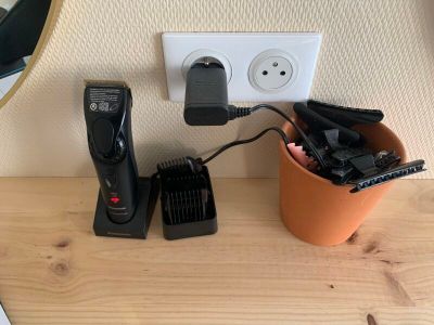 deux télécommandes et un sèche-cheveux posés sur une table