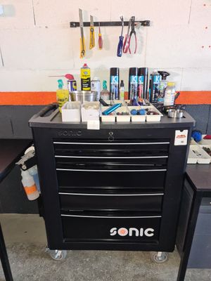 un établi sur lequel sont posés des outils dans un garage