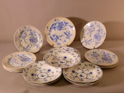 six assiettes bleues et blanches sont disposées sur une table