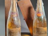 deux bouteilles de champagne posées l'une à côté de l'autre sur une table