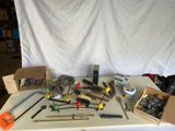 une table sur laquelle sont posés de nombreux outils