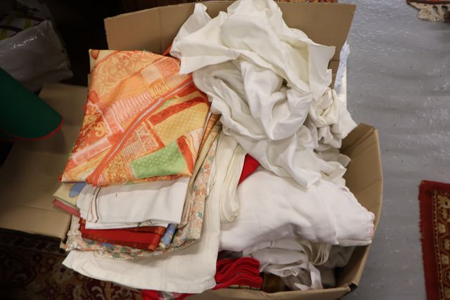Lot de linge : nappes, serviettes modernes, 
