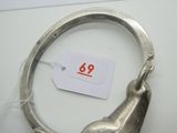 une bague en argent sur laquelle est accrochée une étiquette de prix