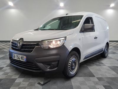 la camionnette blanche est garée sur le sol en damier d'une pièce