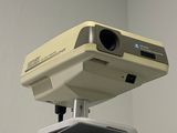 une photo d'un projecteur posé sur un bureau