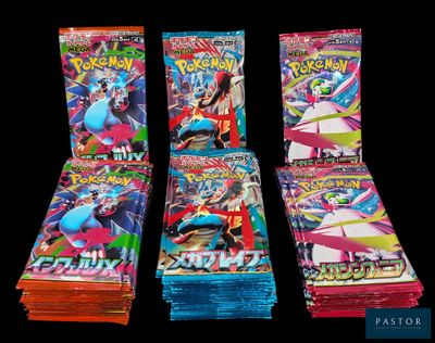 une pile de cartes à collectionner Pokémon empilées les unes sur les autres