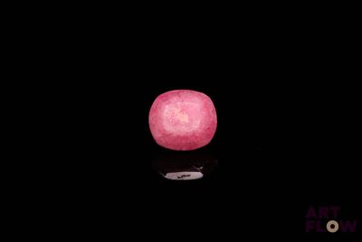 une pomme rose qui brille dans le noir