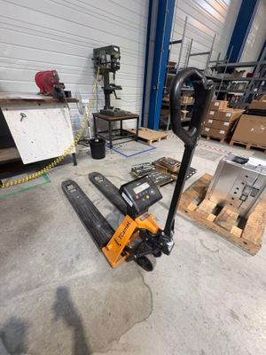 un chariot élévateur dans un entrepôt rempli de palettes et de cartons