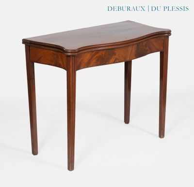 une image d'une table en bois avec un plateau incurvé
