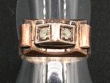 une image d'une bague posée sur une surface noire