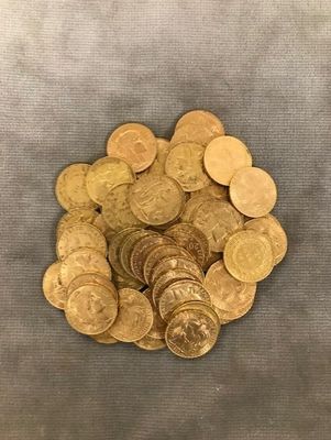 un gros plan sur un tas de pièces d'or posées sur une table