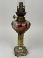 Petite lampe à pétrole en verre travaillé à l'acide, le piét… (photo 2)