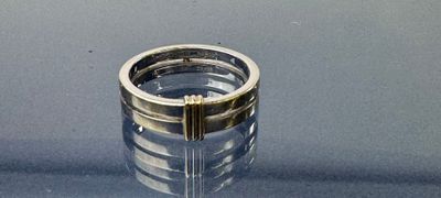 une bague posée sur une table