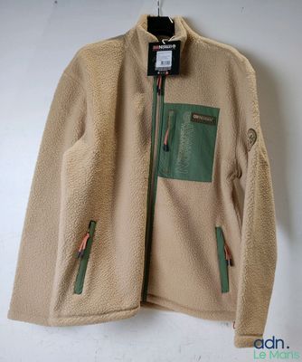 une photo d'une veste accrochée à un mur, avec une étiquette dessus