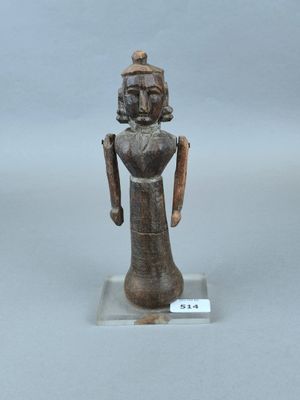 statue d'une femme coiffée d'un chapeau, posée sur un socle en verre