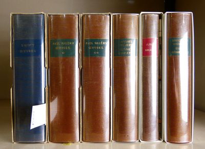 plusieurs livres sont alignés sur une étagère