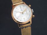 un gros plan d'une montre en or avec un cadran blanc