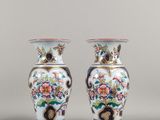 paire de vases chinois avec des fleurs et des oiseaux peints dessus