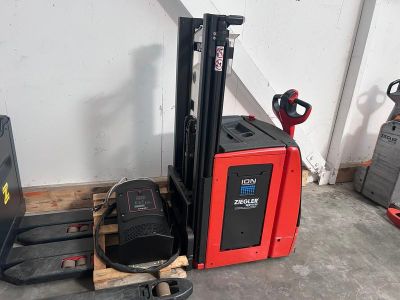 une photo d'un chariot élévateur garé dans un garage