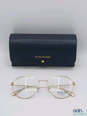 une paire de lunettes posée sur un étui bleu