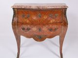 une commode ancienne avec un plateau en marbre sur fond blanc
