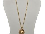 un collier en or avec un pendentif en forme de fleur sur un mannequin