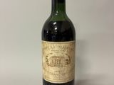 une bouteille de vin posée sur une table