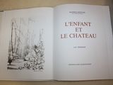 un livre ouvert posé sur une table, à côté d'un stylo