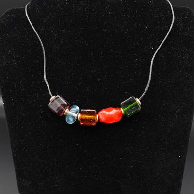 gros plan d'un collier sur un présentoir pour mannequin