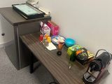 un petit bureau sur lequel est posé un ordinateur