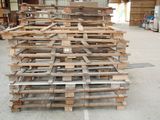 une grande pile de palettes entreposée dans un entrepôt
