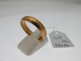 une bague en or à laquelle est attachée une étiquette
