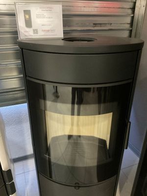 un poêle noir dans un coin de la pièce