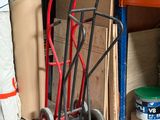 un diable et un chariot dans un garage