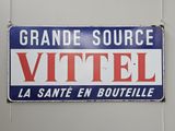une enseigne portant l'inscription « Vittel » sur la façade d'un immeuble
