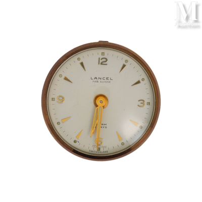 une horloge accrochée au mur de la pièce