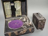 deux valises et un tourne-disque posés l'un à côté de l'autre