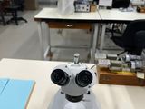 un microscope posé sur une table dans une pièce