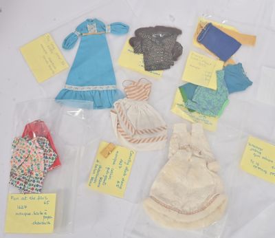 de nombreux types de vêtements exposés sur une table