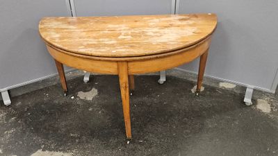 une petite table avec un plateau en bois, montée sur roulettes