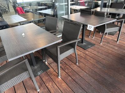 de nombreuses tables et chaises sur la terrasse d'un restaurant