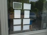 une photo d'une fenêtre dans laquelle se trouvent plusieurs cartons