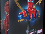un gros plan d'une boîte sur laquelle figure une figurine Lego de Spider-Man