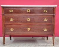 Commode de style Louis XVI à trois tiroirs et dessus marbre. (photo 2)