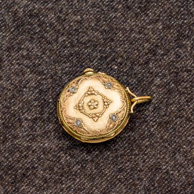 une image représentant un cadenas doré orné d'un crâne et d'une croix