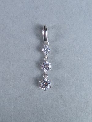 une image représentant un pendentif en diamant sur un fond bleu