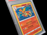 un gros plan sur une carte à collectionner Pokémon dans un étui en plastique