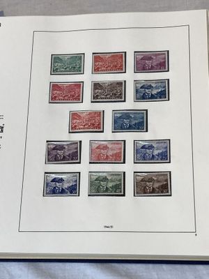 un livre recouvert de timbres, posé sur une table