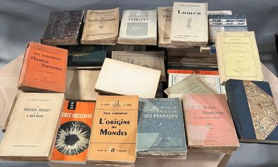 beaucoup de vieux livres posés ensemble sur une table